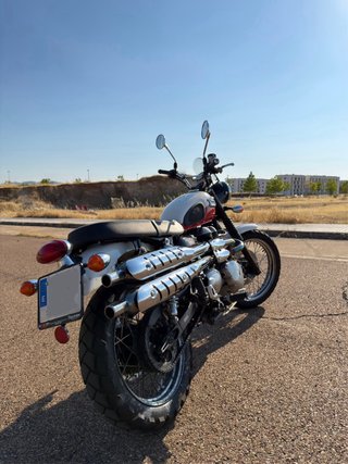 Triumph Scrambler 900 Roja y Blanca