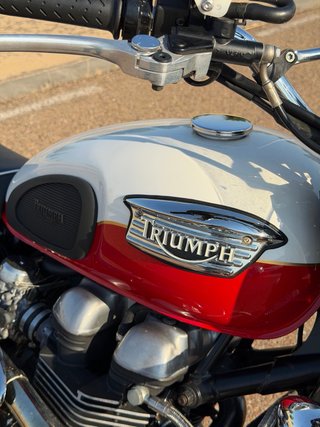 Triumph Scrambler 900 Roja y Blanca