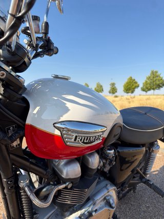 Triumph Scrambler 900 Roja y Blanca