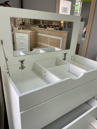 Oferta !! Cómoda blanca con espejo