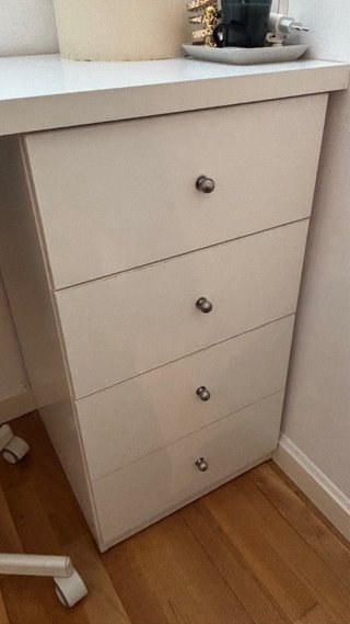 Escritorio blanco a medida con cajoneras
