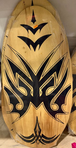 Tabla de surf/skate con diseño tribal