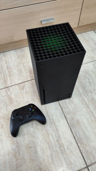Xbox Series X + Mando Negro.