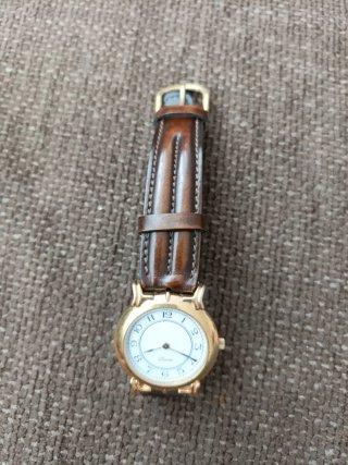 Reloj de señora dorado y marrón