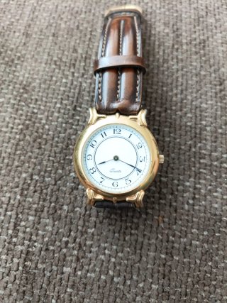 Reloj de señora dorado y marrón