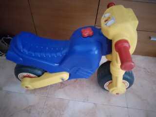 Moto de juguete para niños azul y amarilla