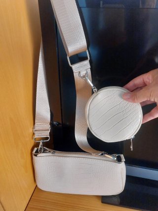 Bolso con monedero y correa ancha regulable