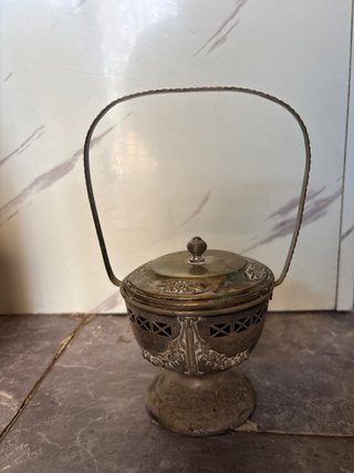 Cesta antigua con tapa y asa