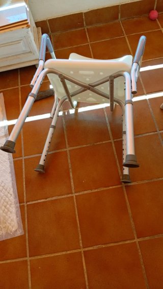 Silla de ducha blanca y alumnio