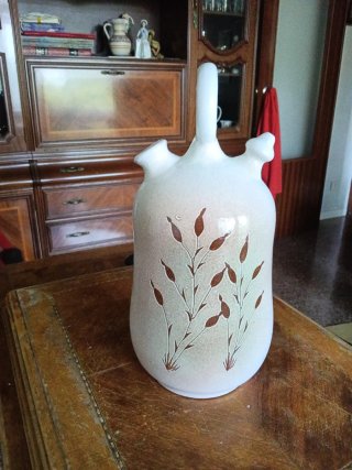Botijo de cerámica con diseño floral