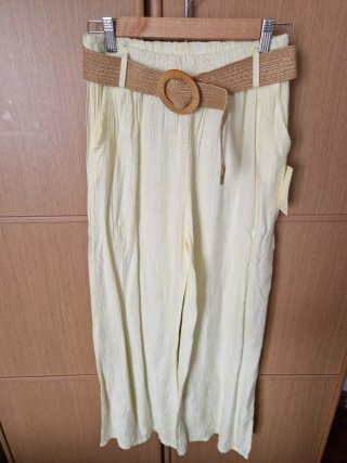 Pantalón amarillo con cinturón de rafia