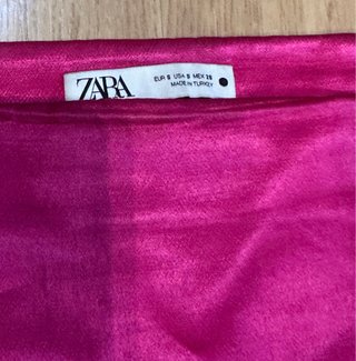 Falda Zara satinada fucsia mini