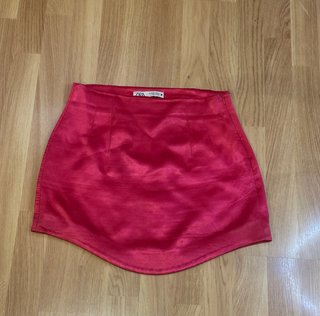 Falda Zara satinada fucsia mini