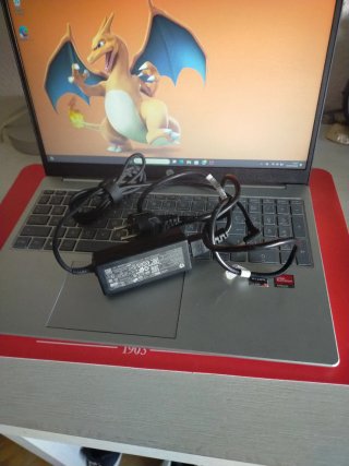 Portátil HP Ryzen 5 AMD Radeon (precio negociable)