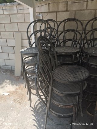 Sillas metálicas apilables estilo Thonet