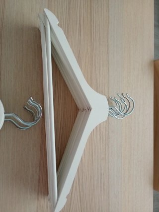 Perchas de madera  blancas 28 en total
