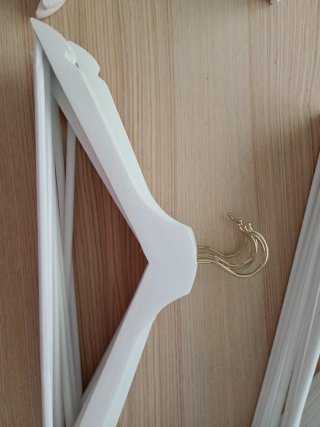 Perchas de madera  blancas 28 en total