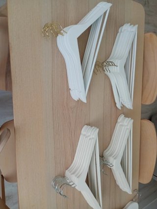 Perchas de madera  blancas 28 en total