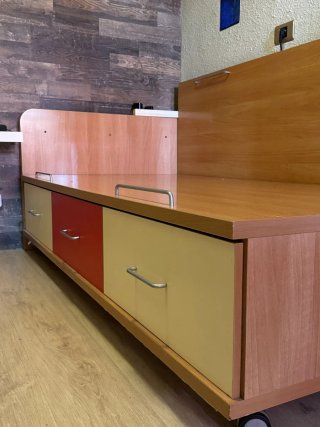 Cama con cajones de madera y metal