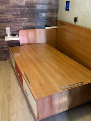 Cama con cajones de madera y metal