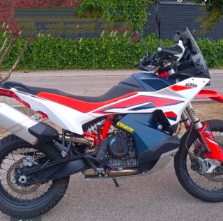 KTM 890 Adventure R Roja y Blanca
