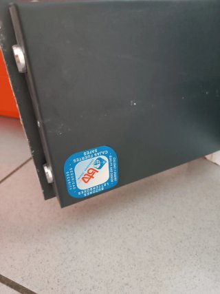 Caja fuerte metálica gris y plateada