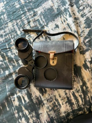 Prismáticos antiguos con funda