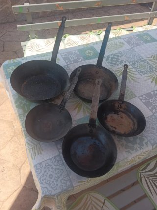 Lote 5 sartenes antiguas de hierro