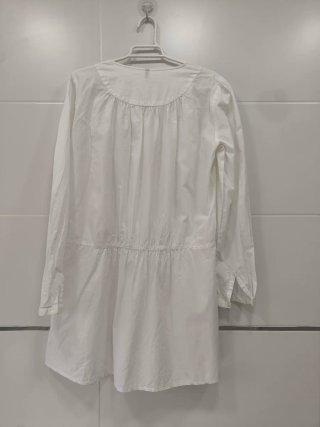 Camisa larga blanca con botones, ideal para playa