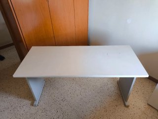 Tavolo da ufficio bianco in legno