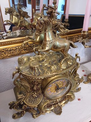Reloj antiguo de bronce con pareja de candelabros