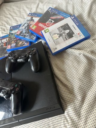 Consola PS4 + 7 Juegos + 2 Mandos