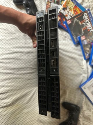 Consola PS4 + 7 Juegos + 2 Mandos