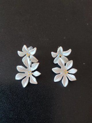 Pendientes flor blancos