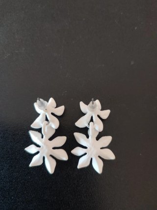 Pendientes flor blancos