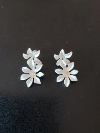 Pendientes flor blancos