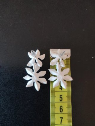 Pendientes flor blancos