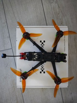 2 droni più accessori (visore skyzone venduto)