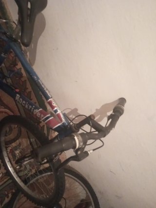 Bicicleta azul y roja
