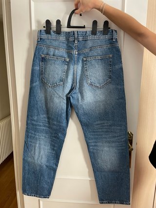 Pantalones vaqueros anchos de la marca Bershka.