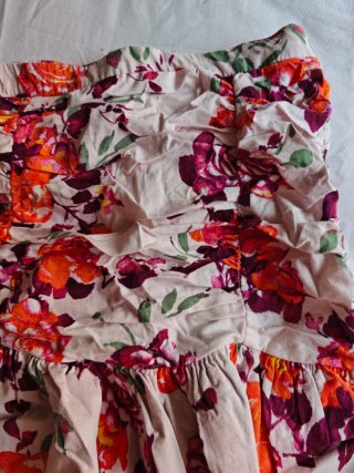 Falda floral con volantes