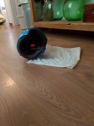 Casco de esquí infantil azul con funda
