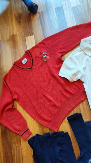 Uniforme escolar Divino Salvador niña talla 8 o 10