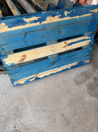 Palets de madera pintados azul