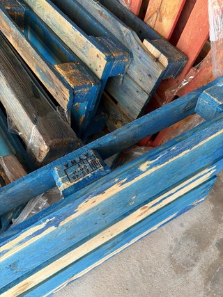 Palets de madera pintados azul