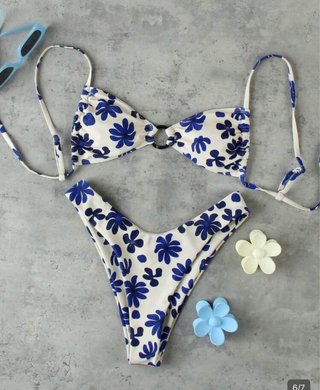 Bikini beige con estampado floral azul