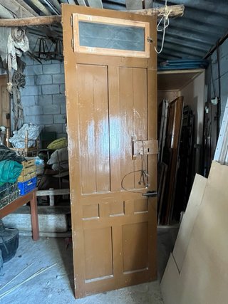 Puertas madera antiguas con reja