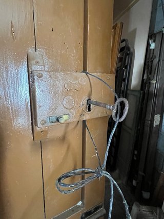 Puertas madera antiguas con reja