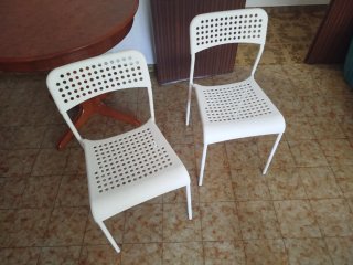 Juego de 2 Sillas Blancas de Plástico