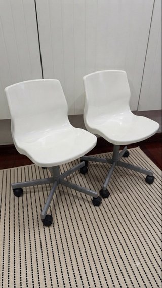 Juego de 2 sillas de escritorio blancas.